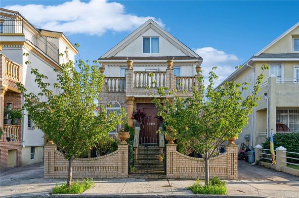 Exterior, Facade, Queen Anne Victorian