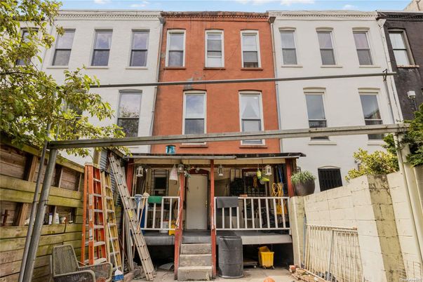 Exterior, Facade, Brownstone