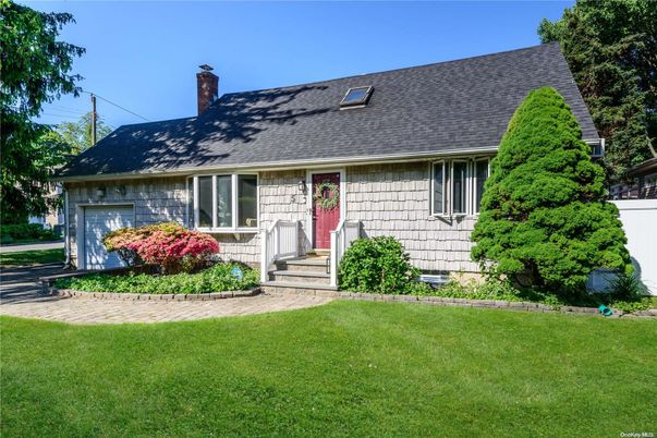 Attached, Exterior, Facade, Cape Cod