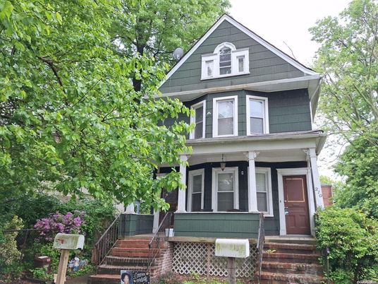 Exterior, Facade, Queen Anne Victorian