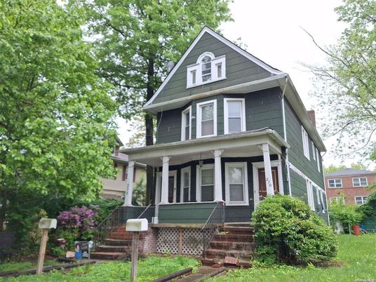 Exterior, Facade, Queen Anne Victorian