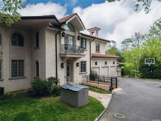 Attached, Exterior, Facade, Mediterranean
