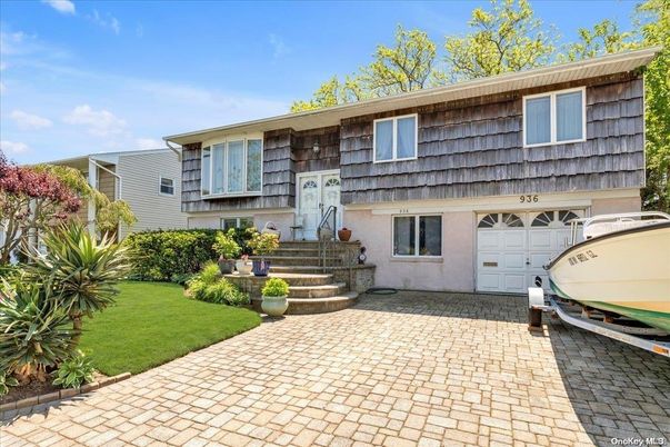 Attached, Exterior, Facade, Raised Ranch
