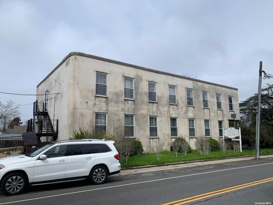 Exterior, Facade, Rowhouse