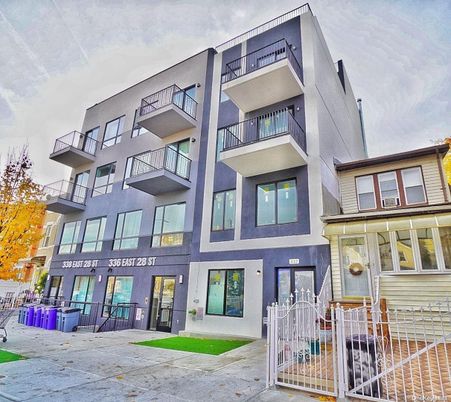 Exterior, Facade, Modern