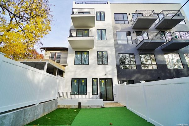 Exterior, Facade, Modern