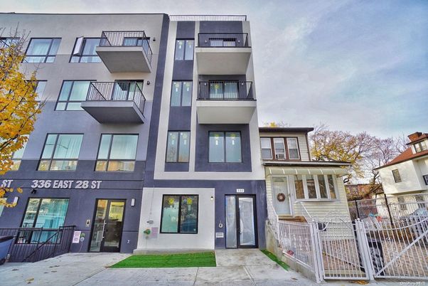 Exterior, Facade, Modern