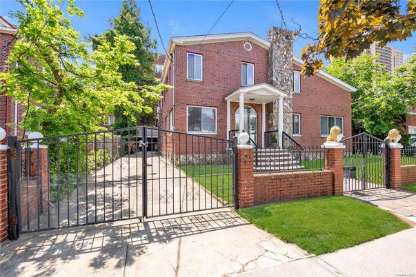 Exterior, Facade, Brick Facade, Rowhouse