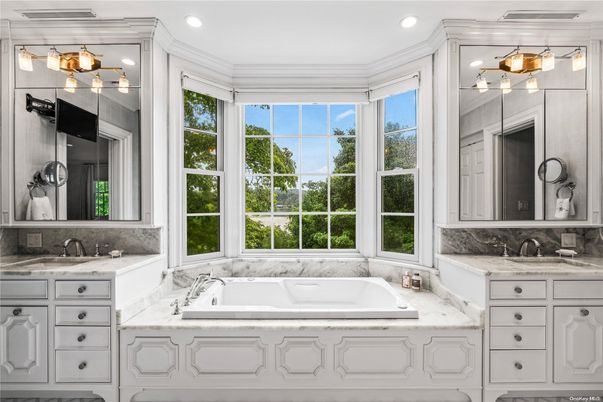 Bathroom, Dual Sink Vanities, Interior, Recessed Lighting