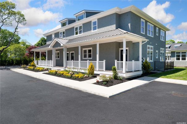 Exterior, Facade, American Foursquare