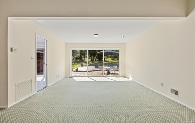 Empty room, Interior