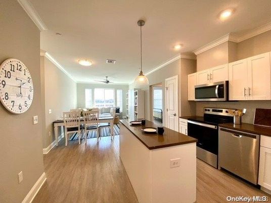 Dining room, Interior, Kitchen, Pendant Lights, Recessed Lighting, Wood Texture Flooring