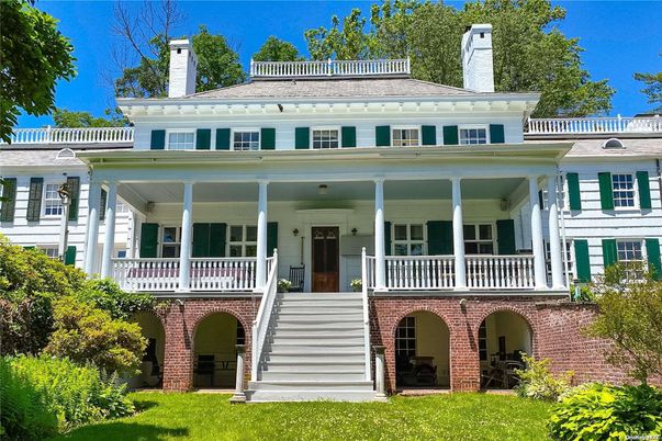 Exterior, Facade, Brick Facade, American Foursquare