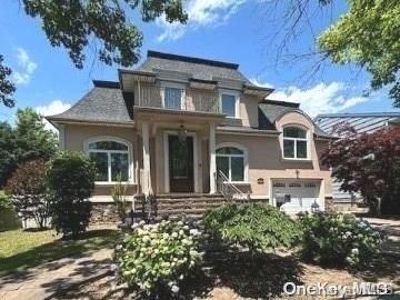 Attached, Exterior, Facade, American Foursquare