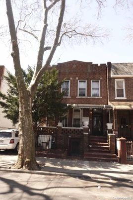 Exterior, Facade, Brick Facade, Rowhouse