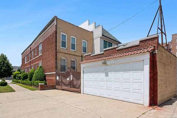 Attached, Exterior, Facade, Brick Facade, Rowhouse