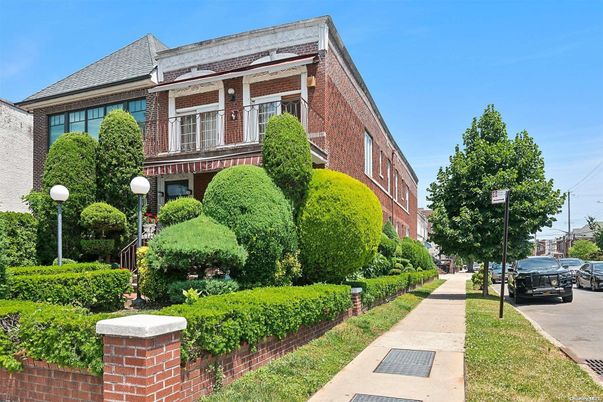 Exterior, Facade, Brick Facade, Georgian