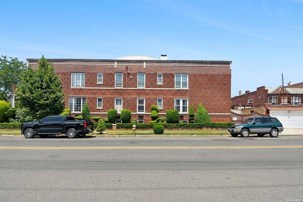 Exterior, Facade, Brick Facade, Georgian