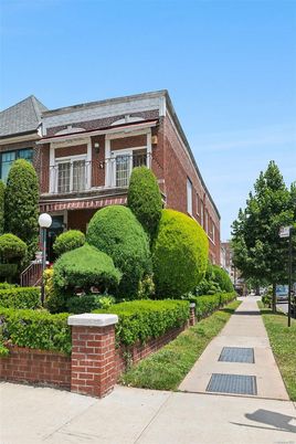 Exterior, Facade, Brick Facade, Georgian