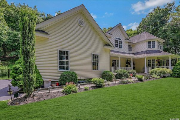 Exterior, Facade, Farmhouse