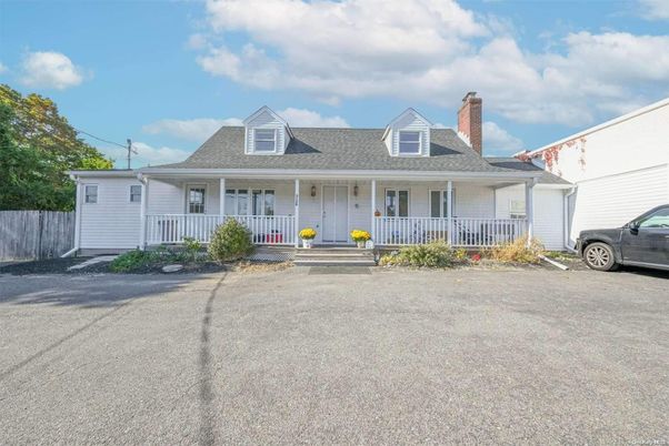 Exterior, Facade, Cape Cod
