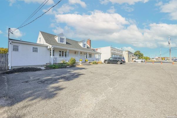 Attached, Exterior, Facade, Cape Cod