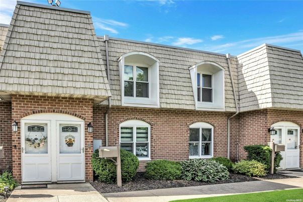 Exterior, Facade, Brick Facade, Rowhouse