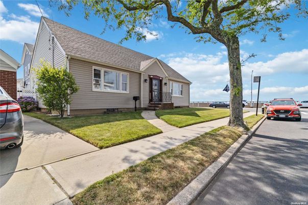 Exterior, Facade, Cape Cod