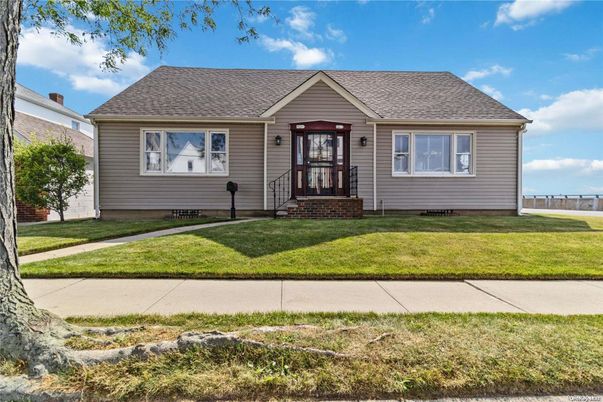 Exterior, Facade, Cape Cod
