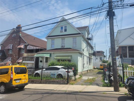 Exterior, Facade, Queen Anne Victorian