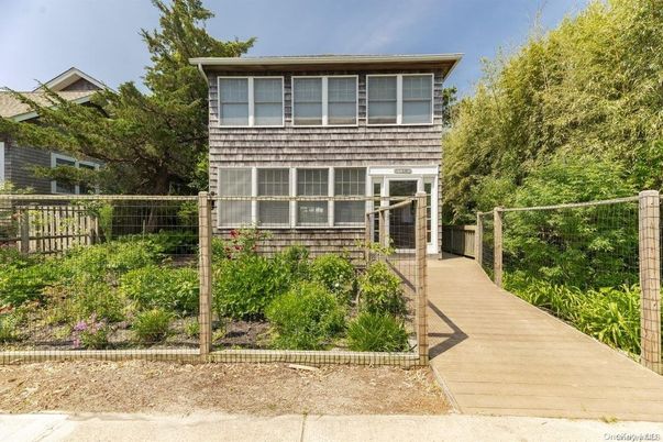 Exterior, Facade, American Foursquare