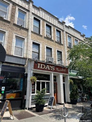 Exterior, Facade, Brick Facade, Rowhouse