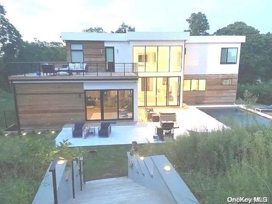 Exterior, Facade, Pool, Modern