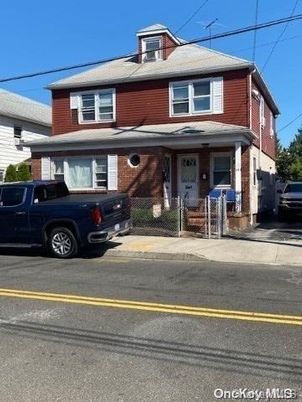 Exterior, Facade, Brick Facade, American Foursquare