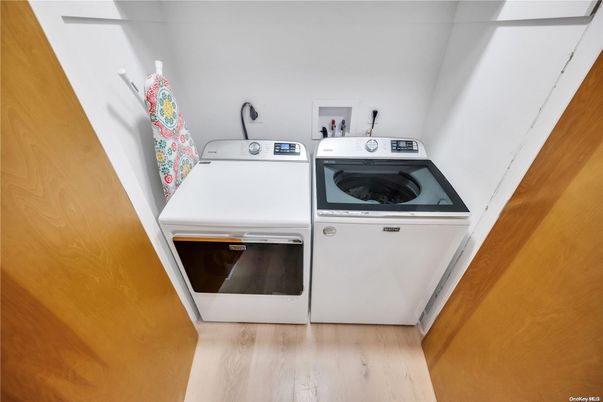 Interior, Washer, Wood Texture Flooring
