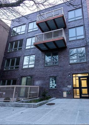 Exterior, Facade, Brick Facade, Rowhouse