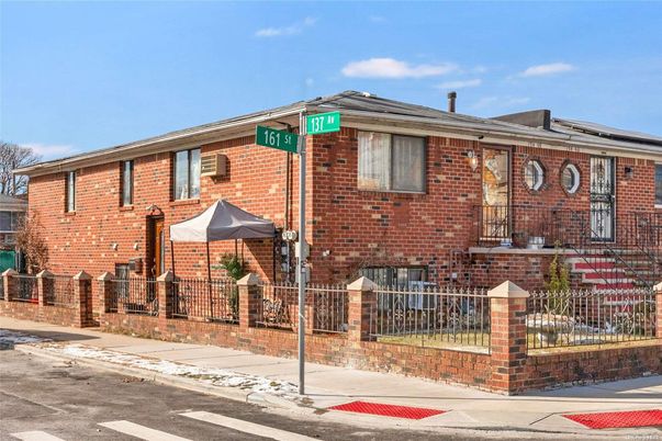 Exterior, Facade, Brick Facade, Georgian