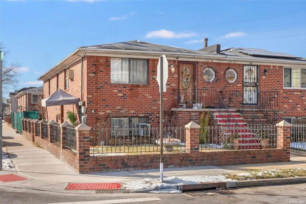 Exterior, Facade, Brick Facade, Solar Panels, Rowhouse