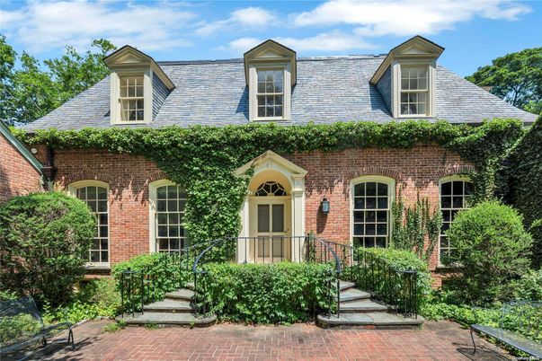 Exterior, Facade, Brick Facade, Georgian