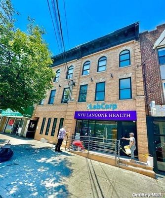 Exterior, Facade, Brick Facade, Rowhouse
