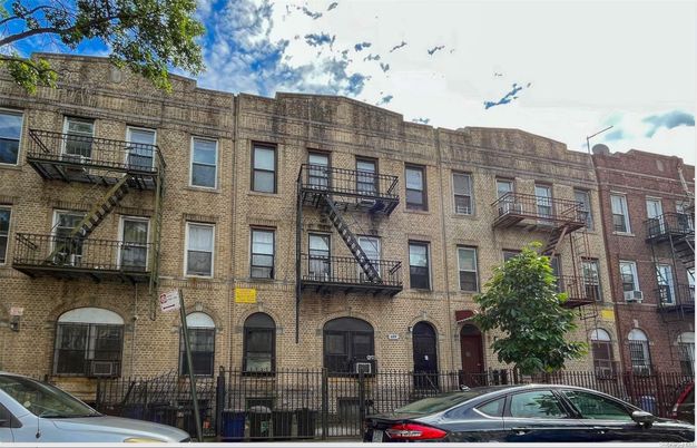 Exterior, Facade, Brick Facade, Rowhouse