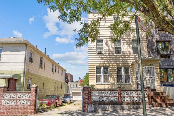 Exterior, Facade, Rowhouse