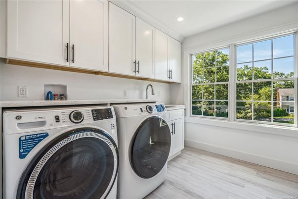 Interior, Recessed Lighting, Washer, Wood Texture Flooring
