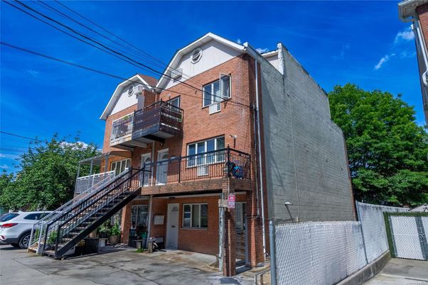 Exterior, Facade, Brick Facade, Rowhouse