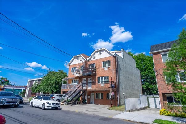 Exterior, Facade, Rowhouse