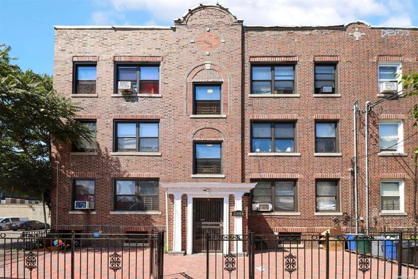 Exterior, Facade, Brick Facade, Rowhouse