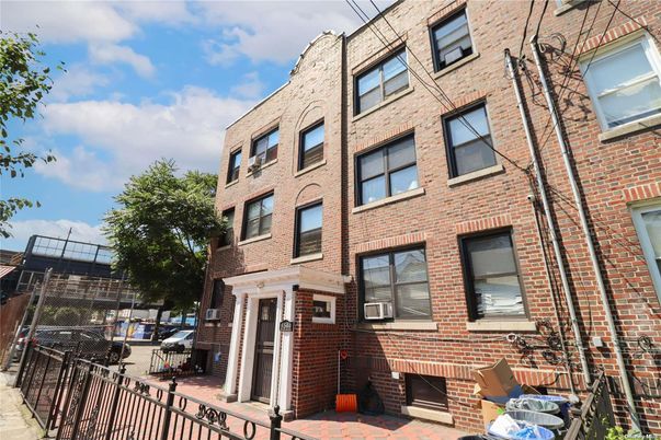 Exterior, Facade, Brick Facade, Rowhouse