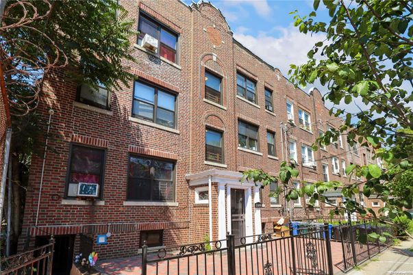 Exterior, Facade, Brick Facade, Rowhouse