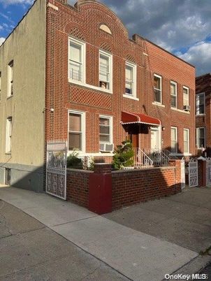 Exterior, Facade, Brick Facade, Rowhouse
