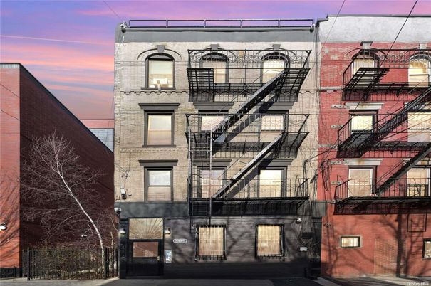 Exterior, Facade, Rowhouse